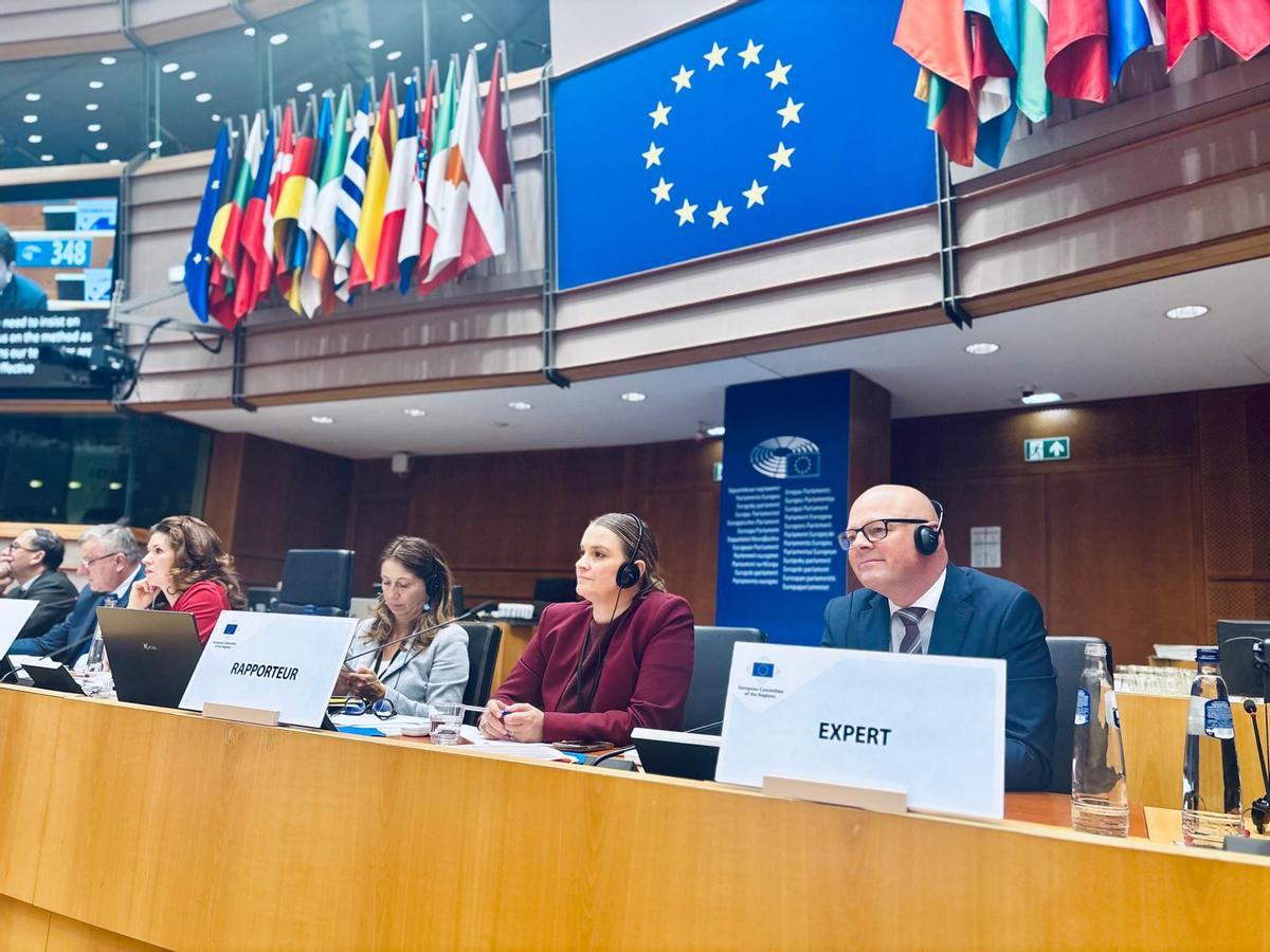 La presidenta del Govern, Marga Prohens, y el director de Impulsa Balears, Toni Riera, en la defensa del dictamen en el Parlamento Europeo en Bruselas.