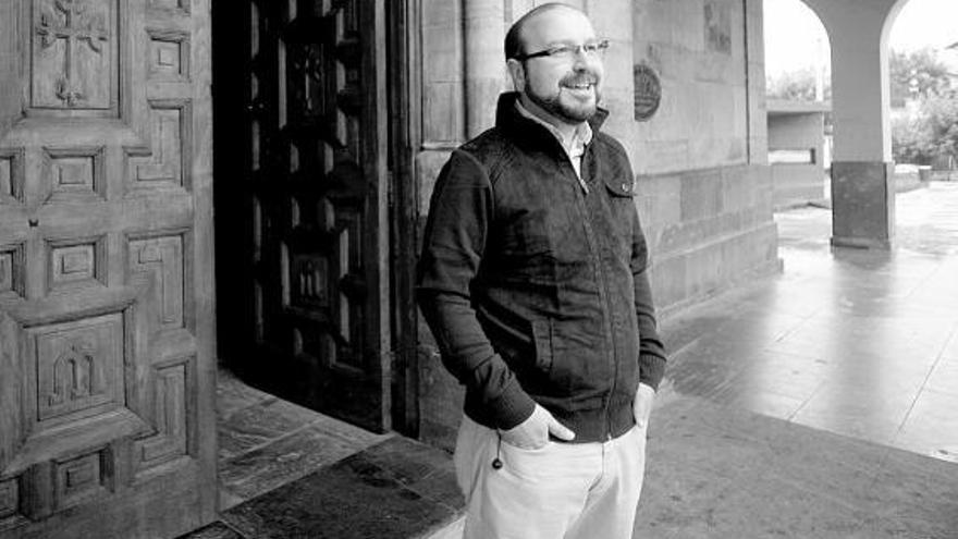 Gaspar Muñiz Álvarez, a la puerta de la iglesia de Colunga.