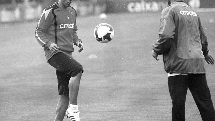 Borja Oubiña golpea el balón durante un entrenamienot en las instalaciones de A Madroa