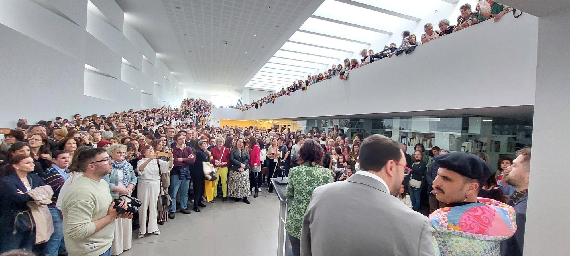 En imágenes: Así fue la inauguración de la exposición de Rodrigo Cuevas en la Laboral Centro de Arte