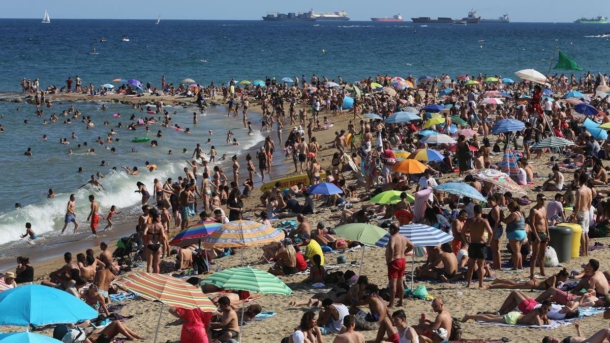 zentauroepp39329378 barcelona 16 07 2017 playa de la barceloneta llena foto eli171013124200 zentauroepp39329378 barcelona 16 07 2017 playa de la barceloneta llena foto eli171013124200