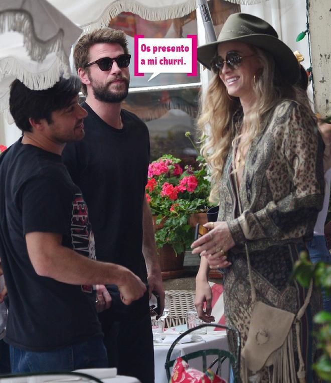 Liam Hemsworth con unos amigos en L.A