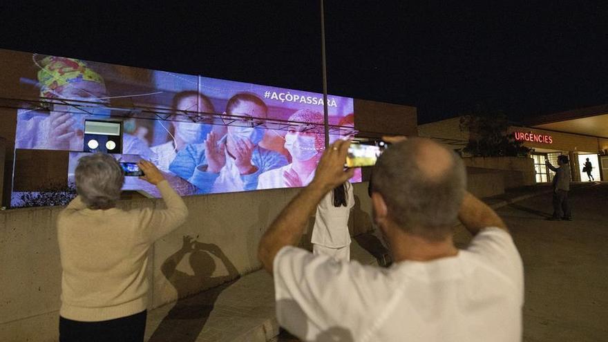 Proyectan fotos en gran formato en La Plana como agradecimiento a sanitarios