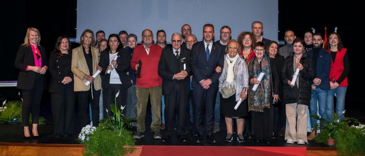 Los homenajeados, el alcalde de Tui, la alcaldesa de Salceda y miembros de la corporación.
