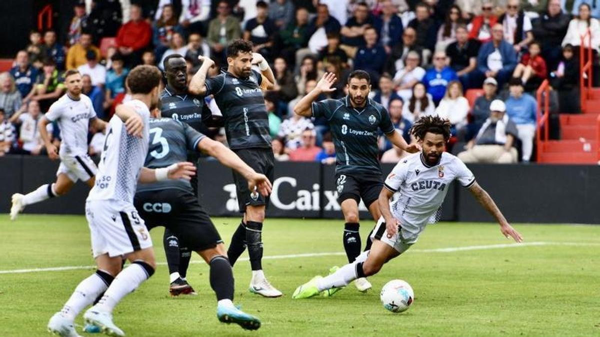 Konrad de la Fuente en el área con el esférico