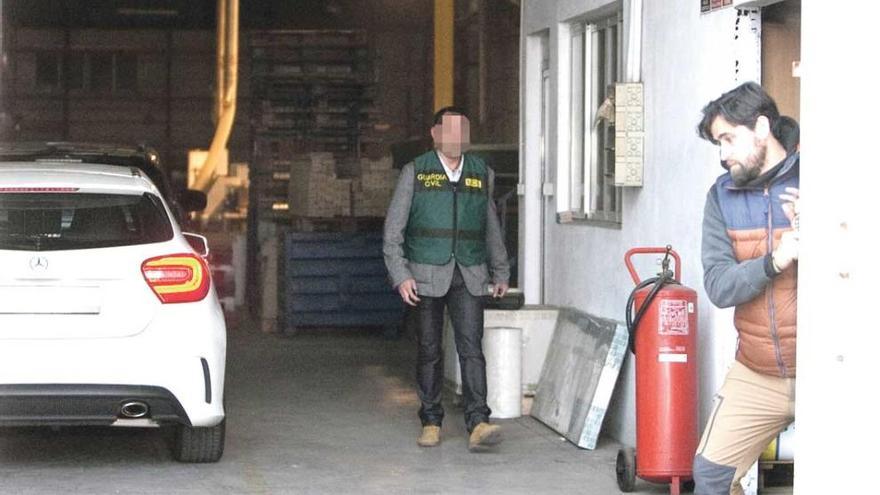 Un coche entra a la fábrica de Rus, ayer, cuando él estaba dentro con el fiscal anticorrupción.