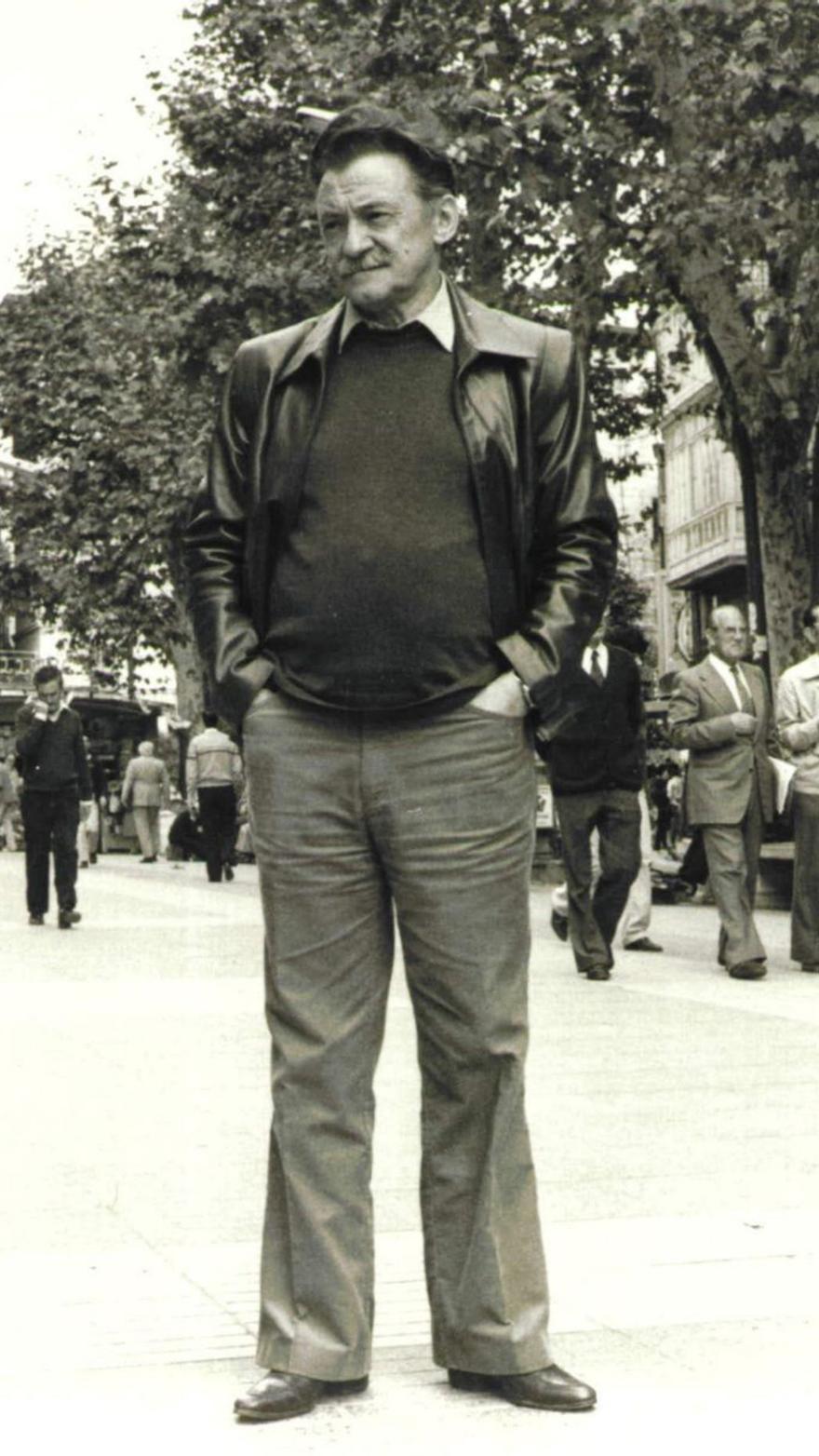 El escritor Mario Benedetti en el paseo del Born en los años 80. | LORENZO