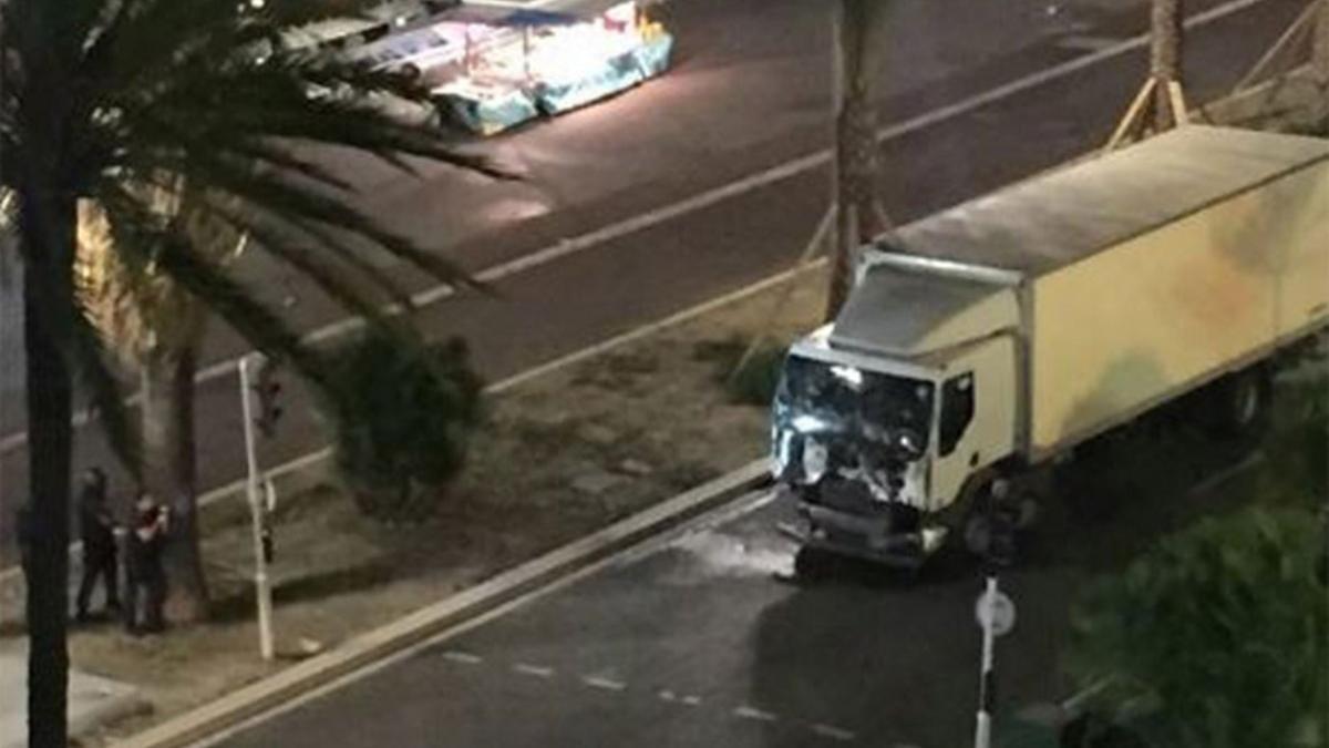 Un camión arrolló a la multitud en Niza y causó el atentado terrorista