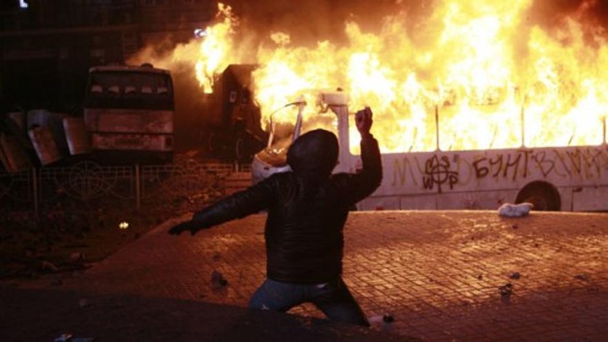 Graves enfrentamientos entre manifestantes y antidisturbios en Ucrania