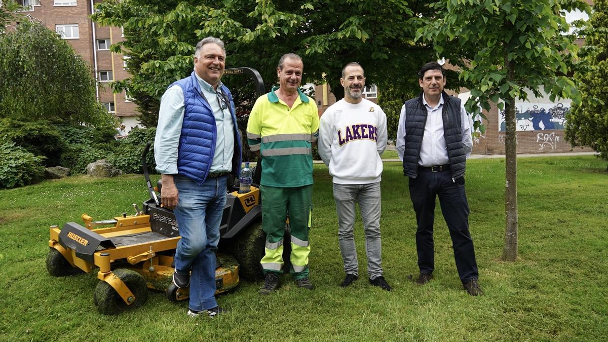 Por la izquierda, Alejandro Villa, el jardinero Carlos Gyllón, Ángel García y José Ángel Blanco, de la empresa contratada para el manteniminto