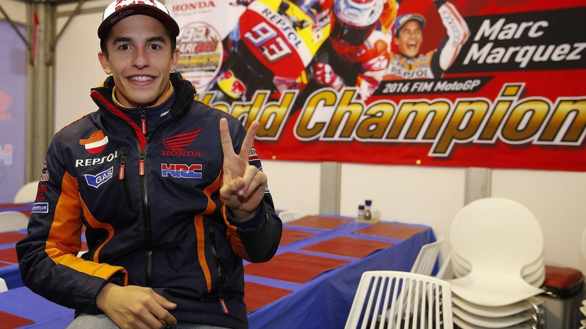 Marc Márquez hace la señala de victoria frente a un cartel de Phillip Island como tricampeón.