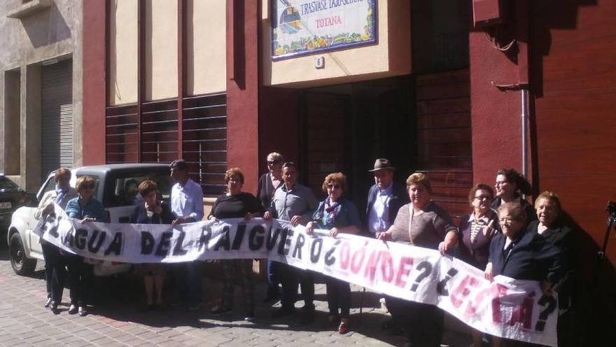 Recibimiento con pancarta en Totana a Cachá