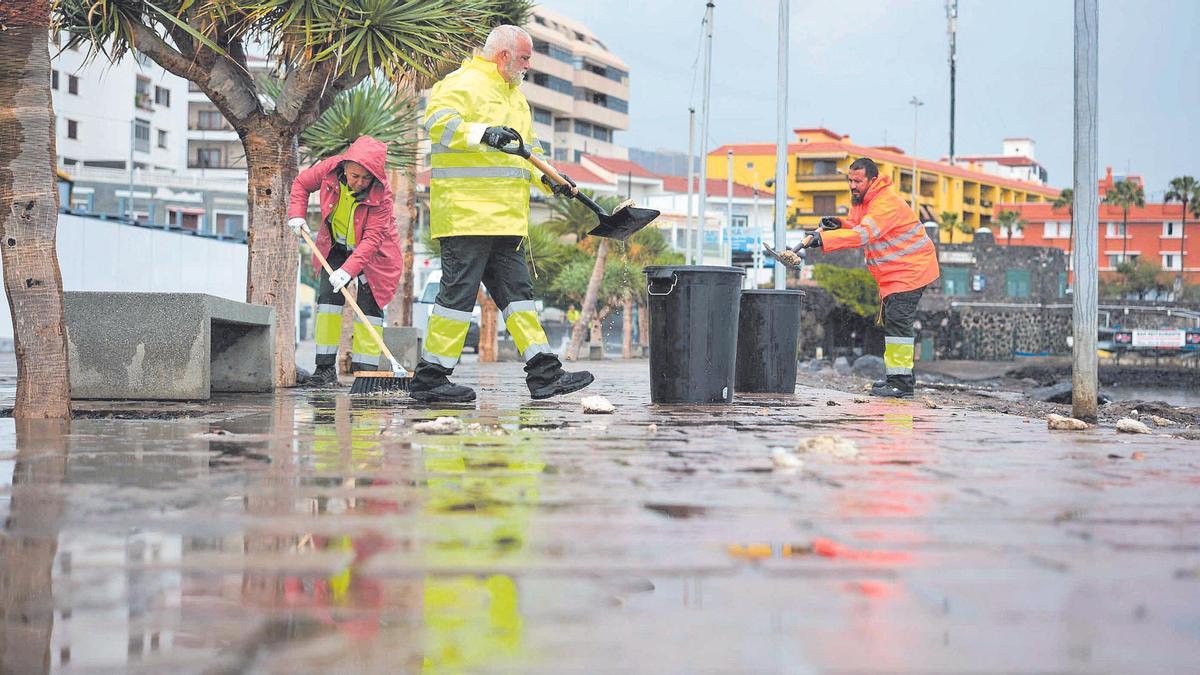 Operarios de limpieza trabajan ayer en Candelaria tras el paso de la DANA que dejó importantes lluvias.