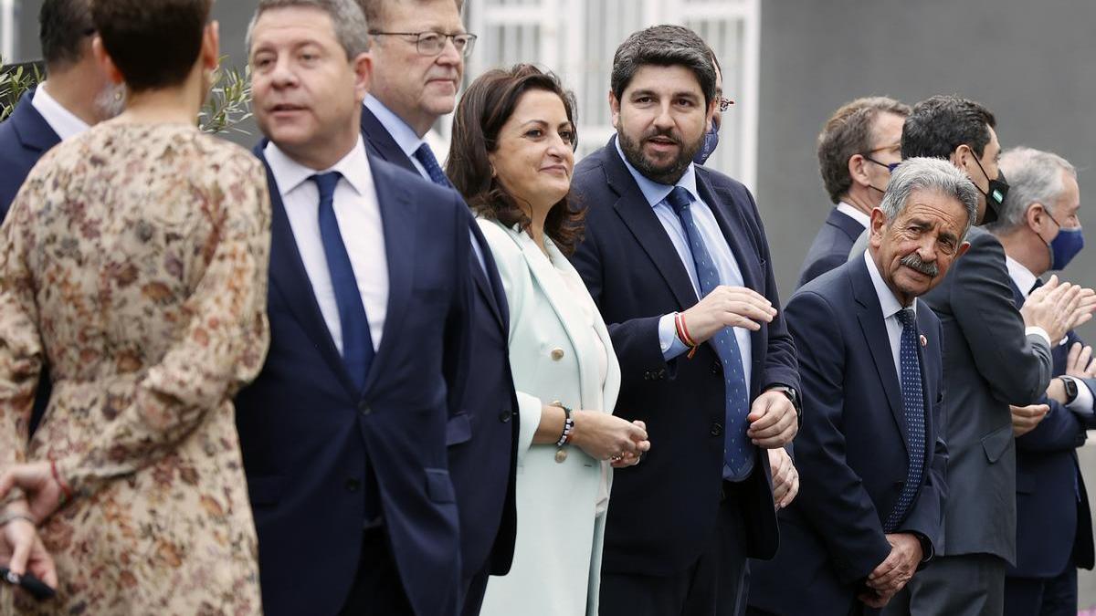 Los presidentes de Cantabria, Miguel Ángel Revilla (d); Murcia, Fernando Lopez Miras (2d); La Rioja, Concha Andreu (c); de Valencia, Ximo Puig y de Castilla-La Mancha, Emiliano García Page a su llegada a la reunión de la XXVI Conferencia de Presidentes.