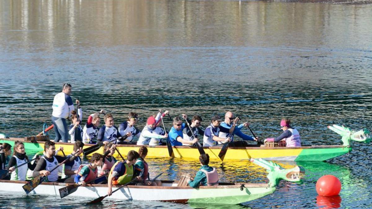 Una regata con los “dragones” del club en el Lérez.   | // R. V.