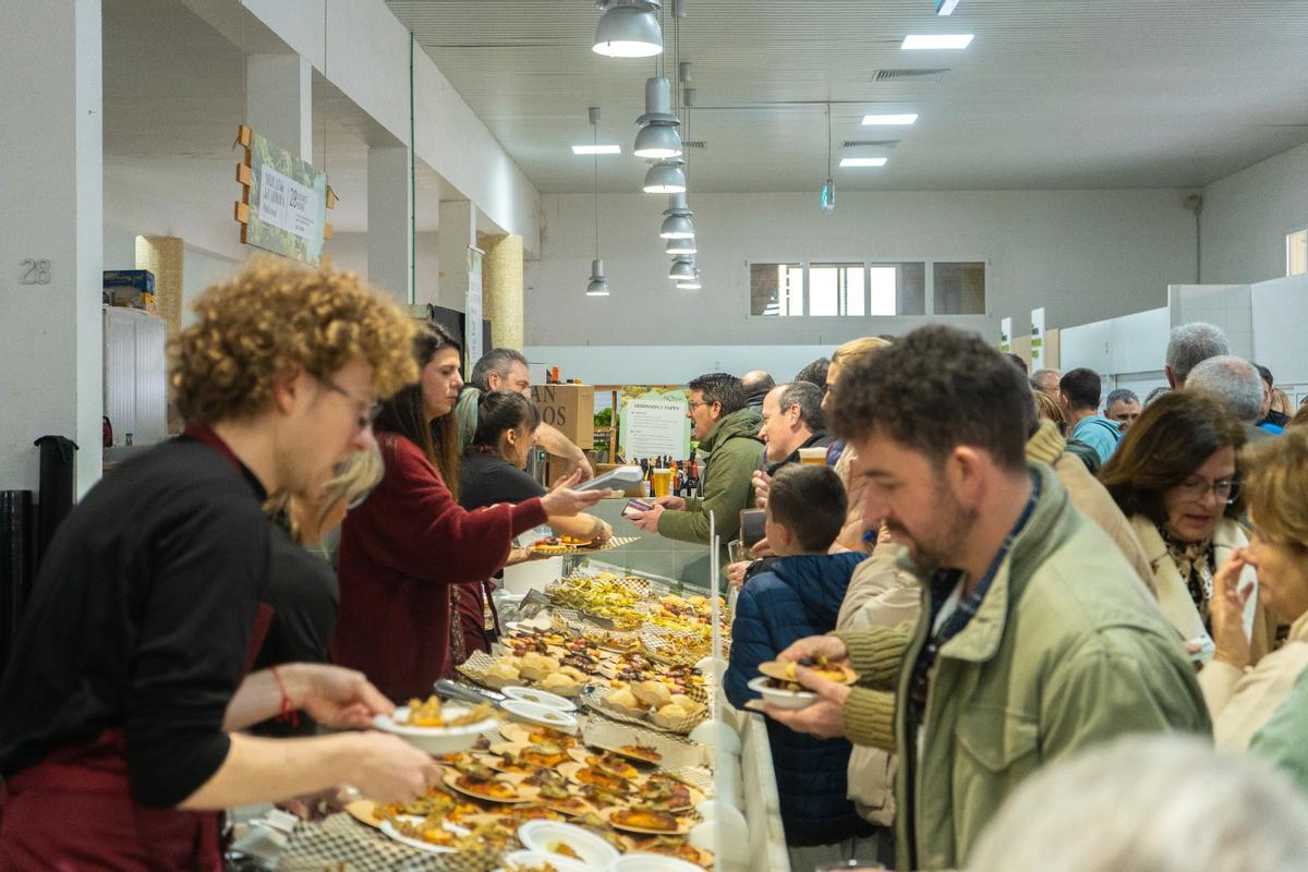 Asistentes al mercat de la carxofa, con el alcalde de Ontinyent Jorge Rodríguez, al fondo.