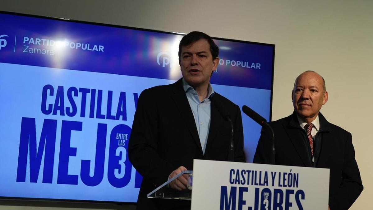Mañueco, presidente de la Junta y candidato del PP a la reelección el 15 de marzo, junto al presidente del PP en Zamora, José María Barrios.