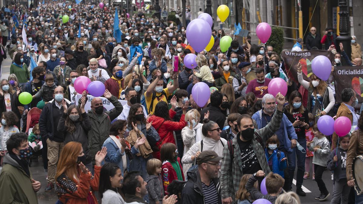 Los partidarios de la cooficialidad del asturiano se manifiestan en Oviedo