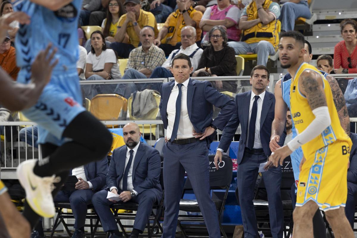 Jaka Lakovic, con los brazos en jarra, sigue las evoluciones del juego de su equipo, con el ceño fruncido.