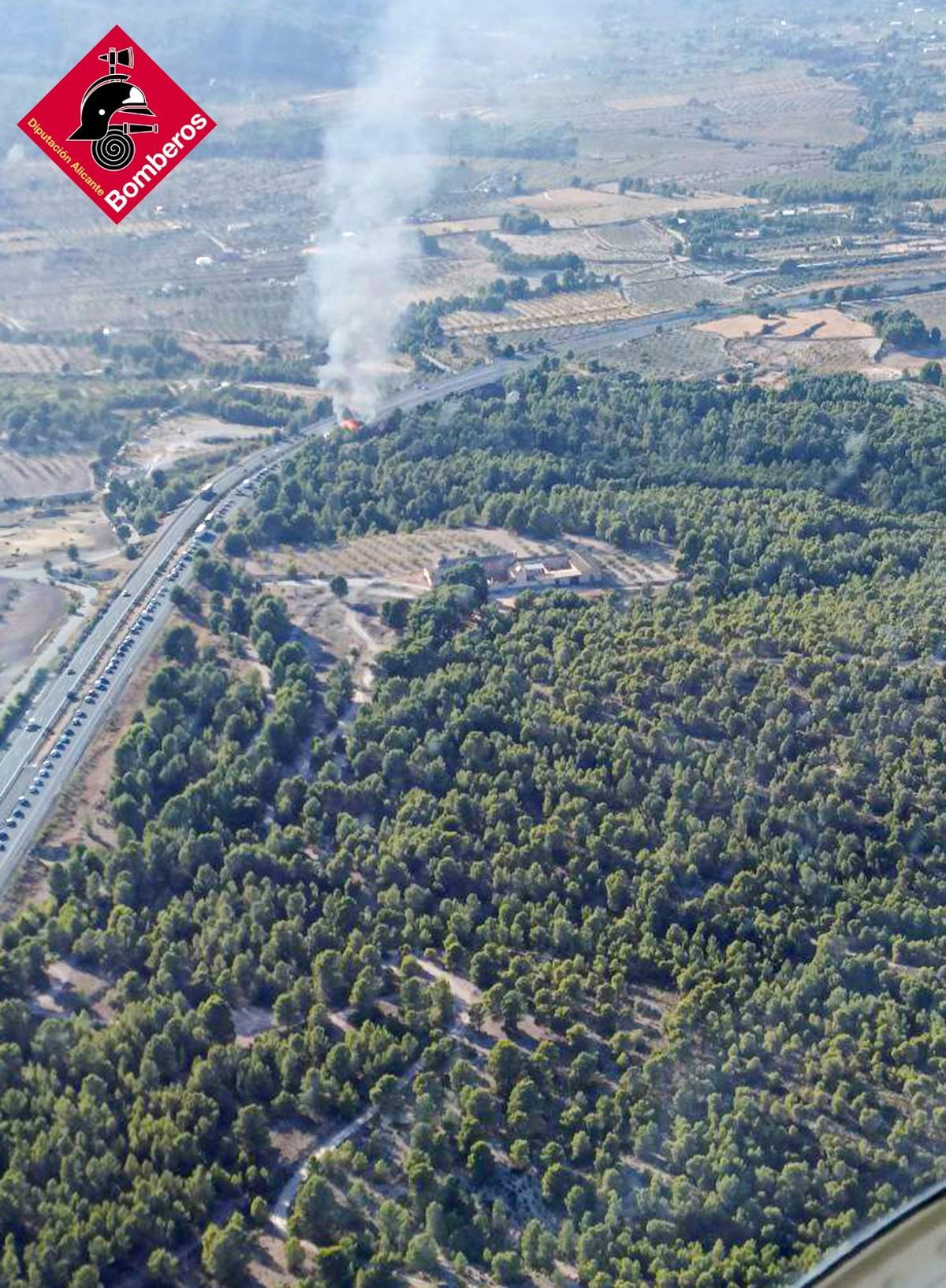 Las llamas amenazaban con extenderse por la zona forestal de Castalla.