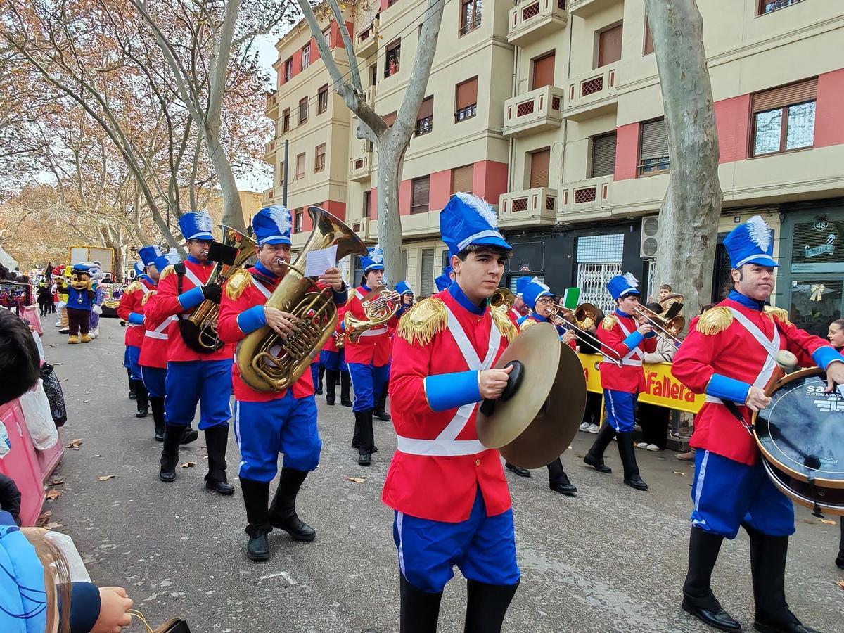 Músicos de una banda en el desfile de los Reyes Magos en Xàtiva.
