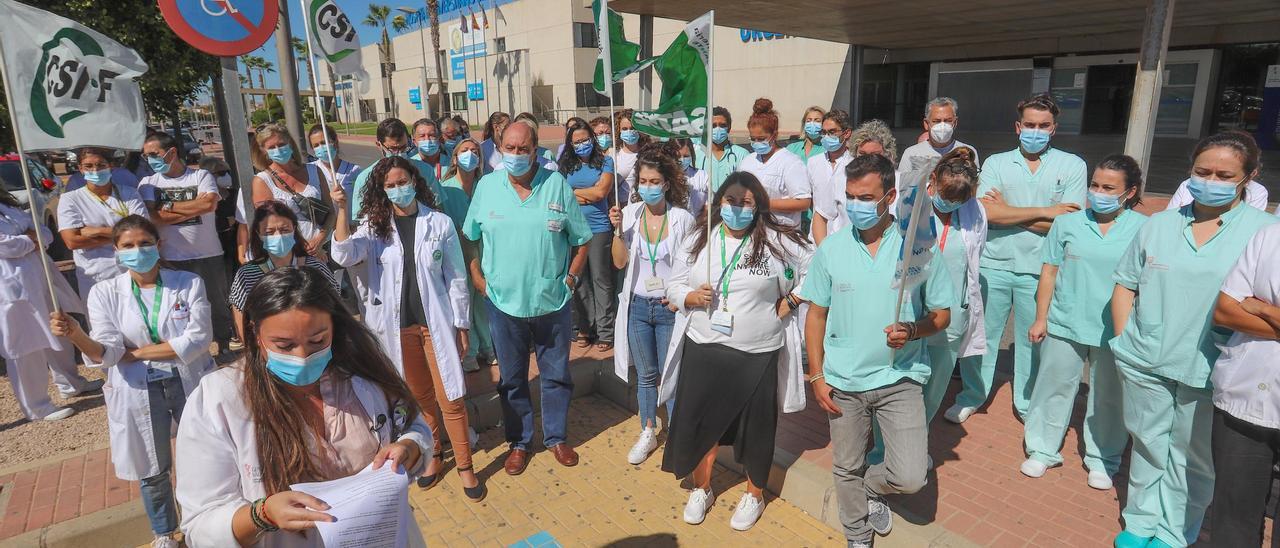 Imagen de una protesta del CSIF el pasado verano por la situación de saturación del departamento de salud de Torrevieja