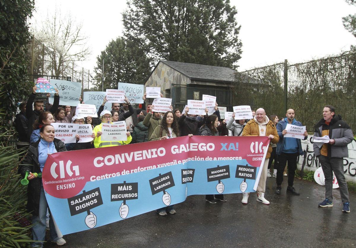 La concentración a puertas del complejo de centros de menores de Montealegre.
