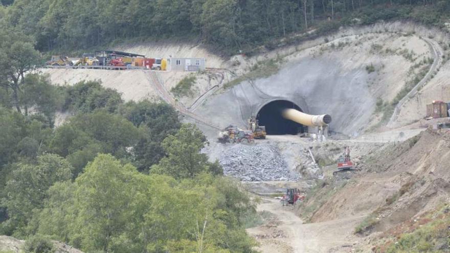 Obras del túnel de Padornelo, en ejecución antes del parón de estos últimos meses.