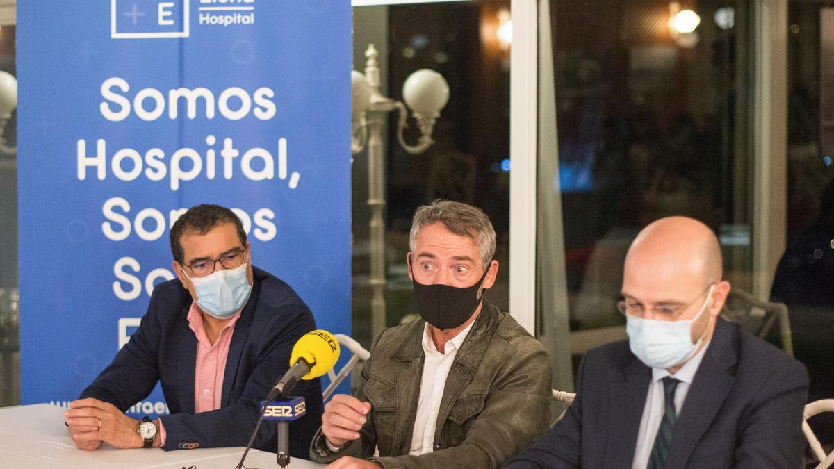 El equipo médico presenta la operación, que tendrá lugar en el Hospital Santa Elena de Torremolinos.