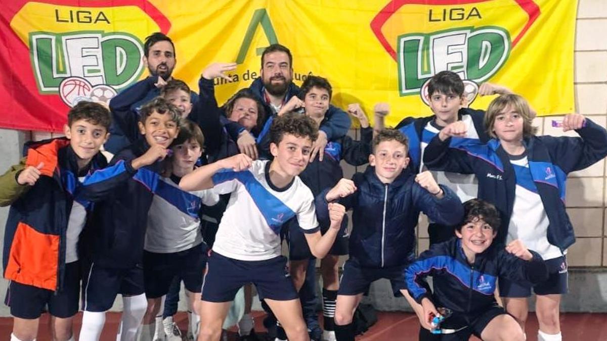 El Maristas alevín de fútbol sala celebra la victoria en la final provincial de la Liga LED.