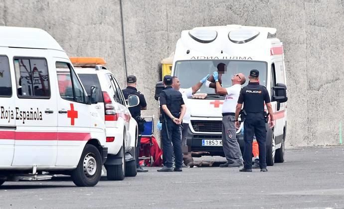 09/08/2019 ARGUINEGUIN. MOGAN. Llegada de una patera con inmigrantes a la costa de Maspalomas, son rescatados y transladados por Salvamento Marítimo al puerto de Arguineguin.   Fotógrafa: YAIZA SOCORRO.  | 09/08/2019 | Fotógrafo: Yaiza Socorro