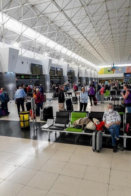 26-03-20  GRAN CANARIA. AEROPUERTO DE GRAN CANARIA. INGENIO TELDE. . Efecto del Covid-19 en el Aeropuerto de Gran Canaria, plataforma de aparcamiento de aviones vacía, últimos turistas y últimos en llegar.  Fotos: Juan Castro.