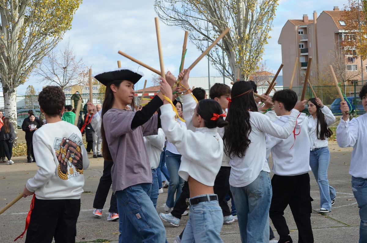 Danza del paloteo, durante el magosto del IES Los Sauces de Benavente.