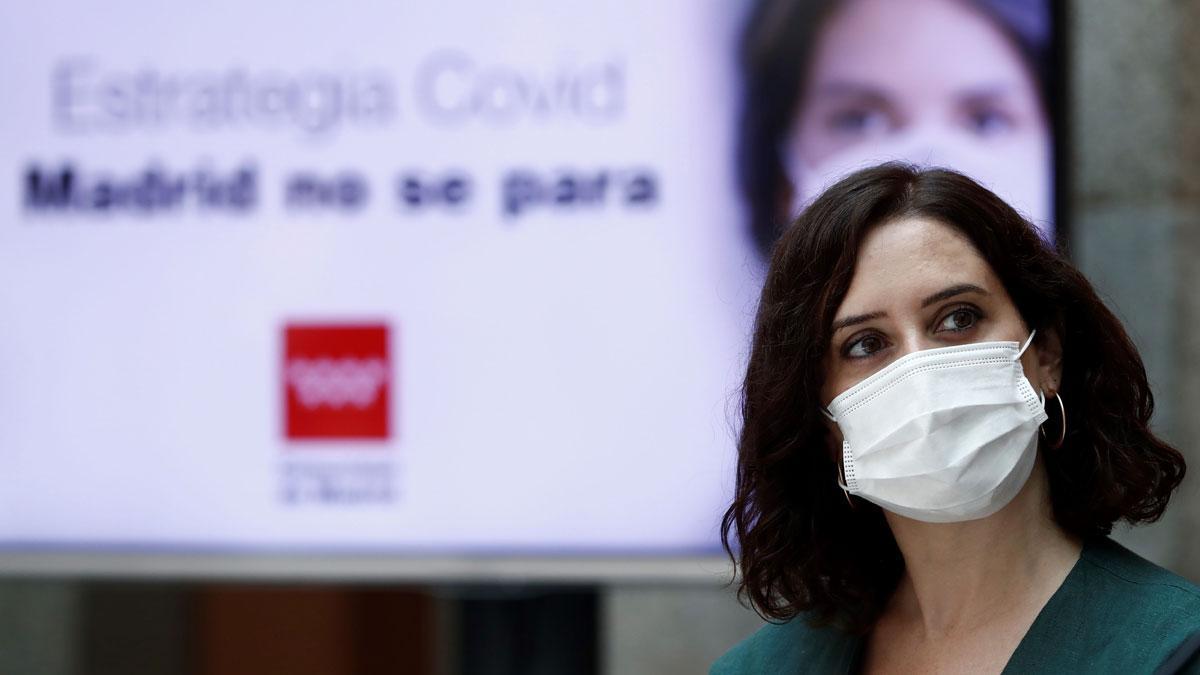 Madrid hace obligatoria la mascarilla. En la imagen, la presidenta de la Comunidad de Madrid, Isabel Díaz Ayuso, durante la presentación de la estrategia de continuidad del coronavirus en Madrid, 