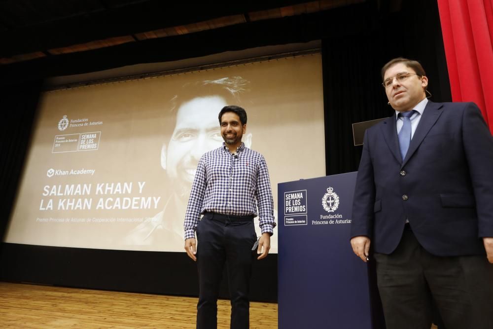 Premios Princesa de Asturias: Salman Khan muestra su método matemático en Gijón