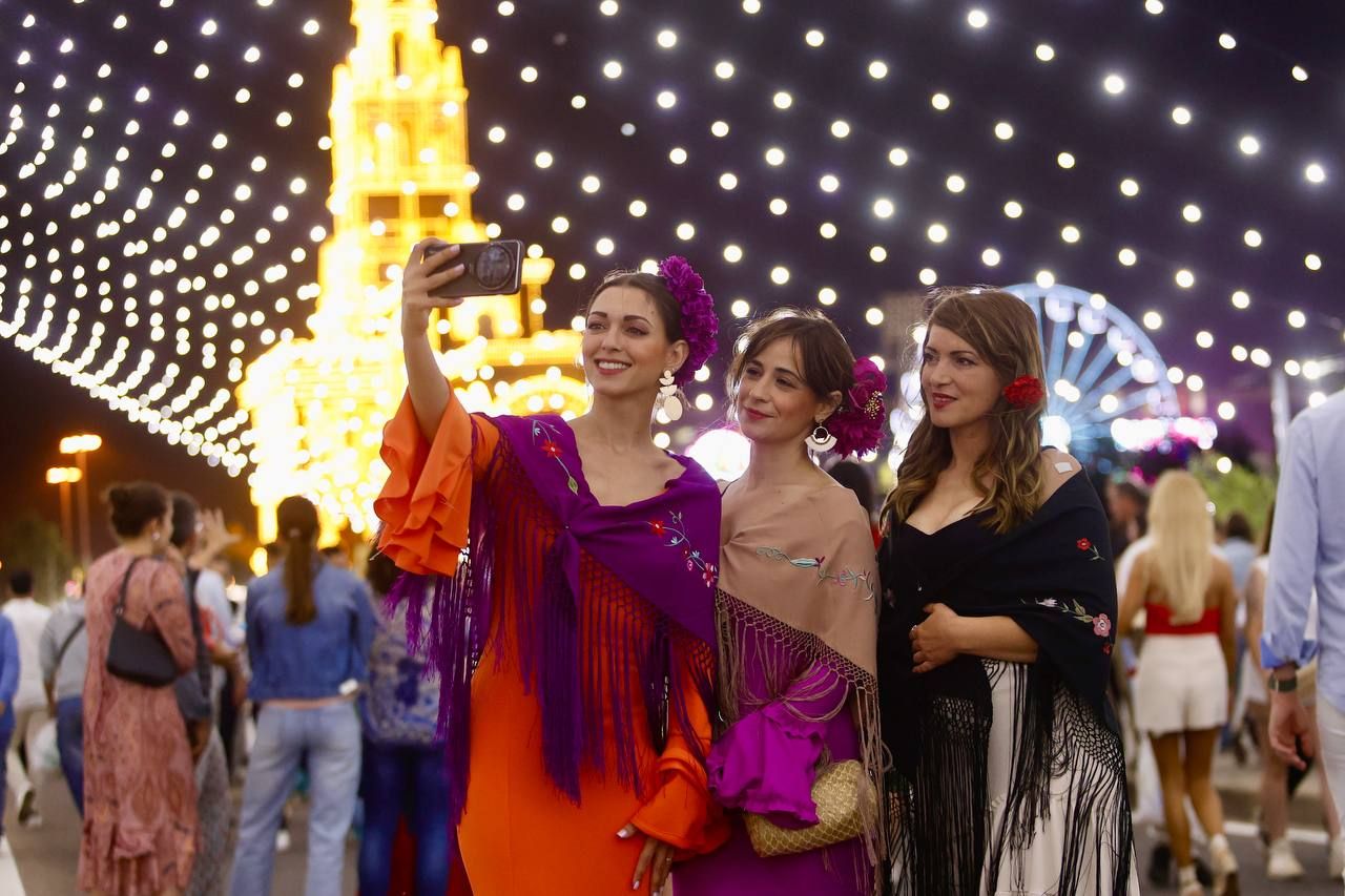 El encendido de la portada de la Feria, el alumbrado especial y los fuegos artificiales, en imágenes