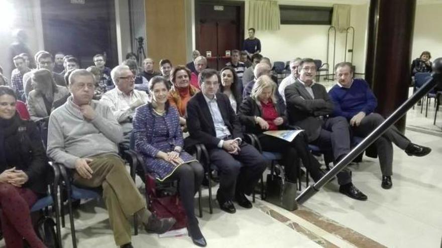 Sosa Wagner (segundo por la izquierda) e Ignacio Prendes y Nicanor García (sentados a la derecha), ayer durante el acto.