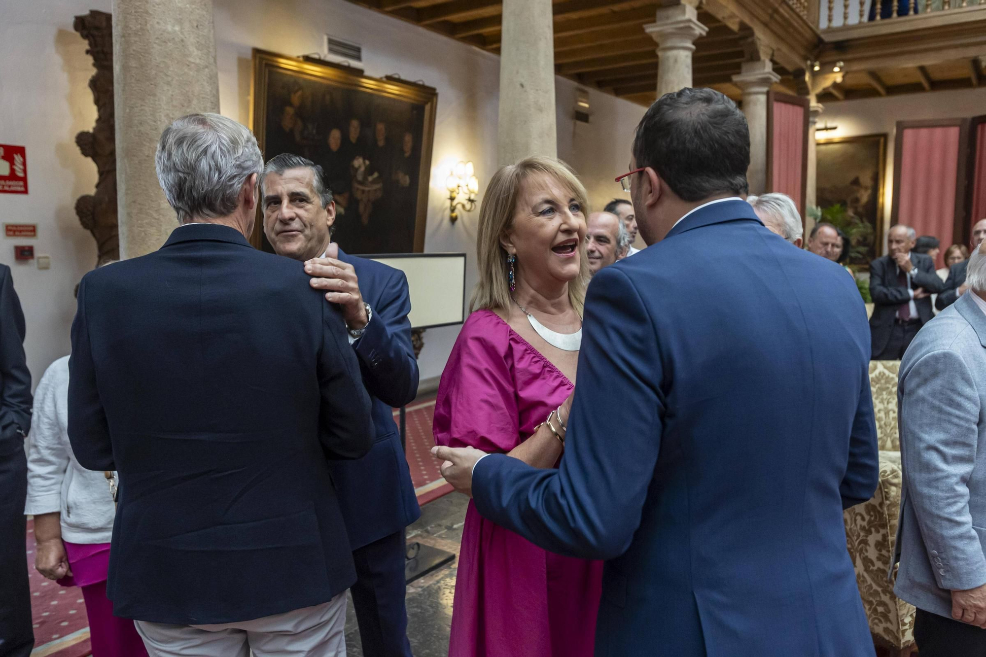 La Asociación Día de Galicia en Asturias entrega su medalla de oro a Adrián Barbón y Carmen Moriyón