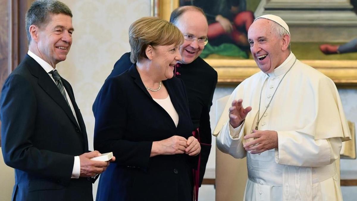 El Papa (derecha) recibe a Merkel y a su marido, Joachim Sauer (izquierda), en una audiencia privada en el Vaticano, el 17 de junio.