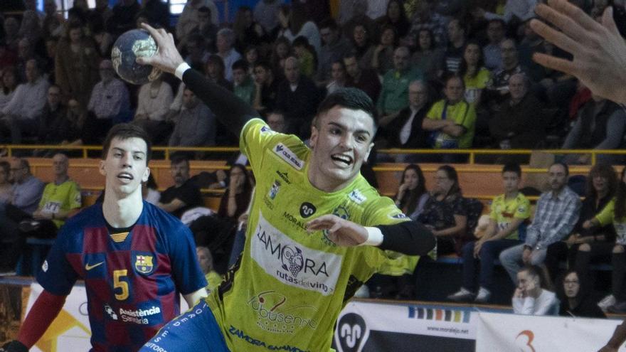 Jaime Gallego lanza a portería en un duelo entre el BM Zamora y el FC Barcelona B.