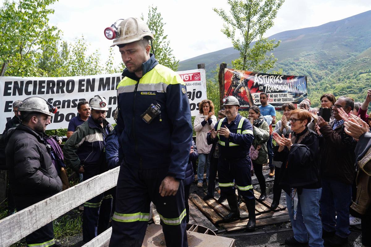 Los mineros encerrados en Mina Miura mantienen la lucha tras nueve días: "Van pasando factura el frío y la humedad, pero hay que seguir"