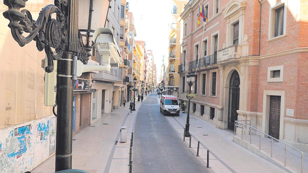 Imagen de una de las cámaras que vigila la circulación de vehículos en el centro, en este caso en la calle Mayor.