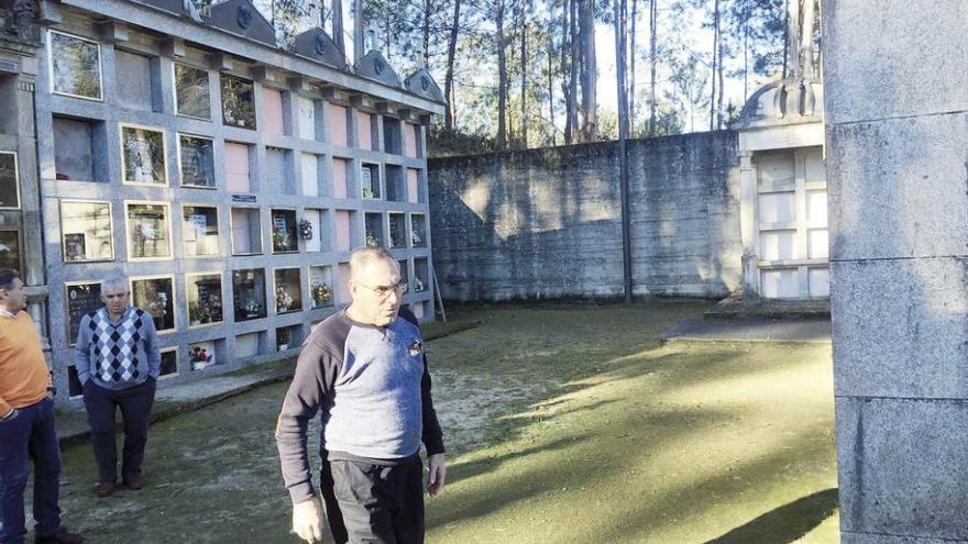 El concejal de Sanidade y Relacións Veciñais, Alfonso Vázquez, ayer en el camposanto de Parada.