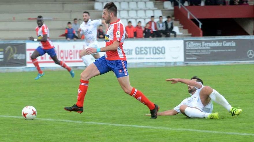 El goleador Javi Pazos se va de Rendo en la acción que supondría el tercer y definitivo tanto en su cuenta particular y en la del encuentro. // Noé Parga