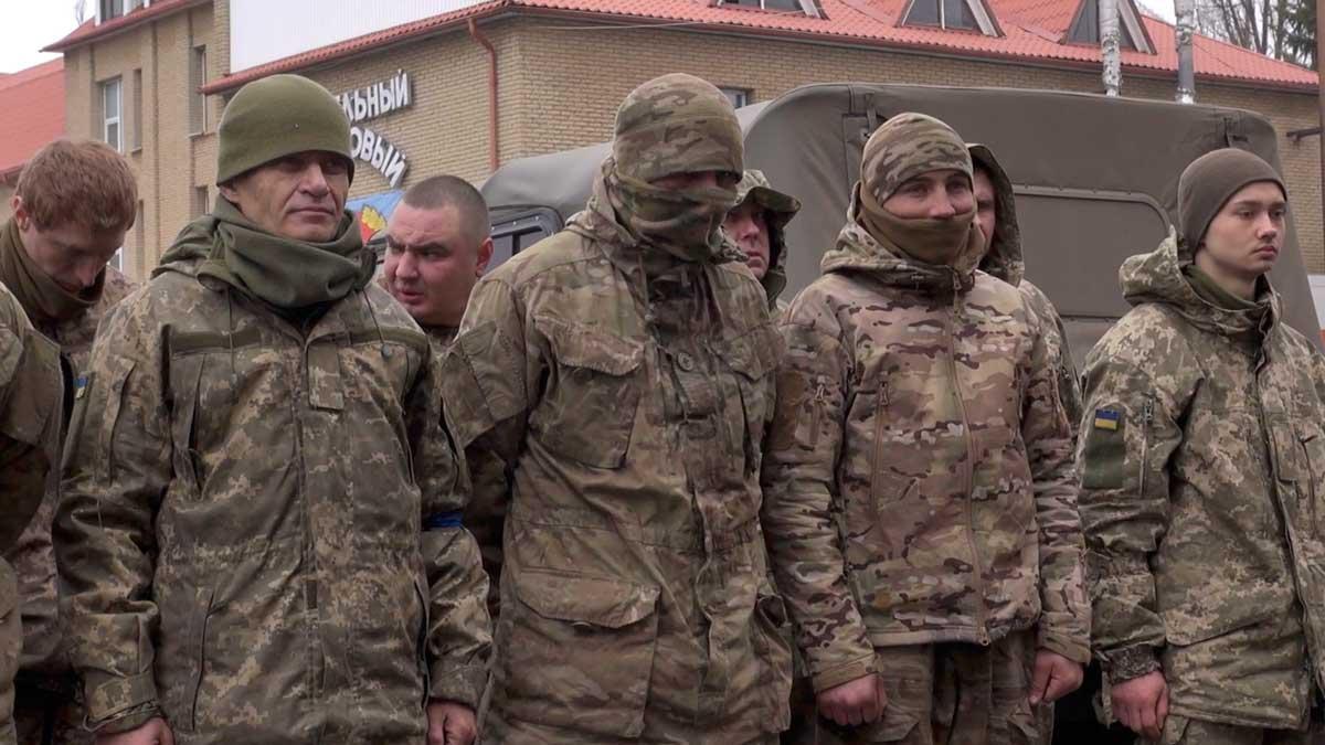 Soldados de Ucrania forman una fila tras entregarse como prisioneros, en la República Popular de Lugansk, al este de Ucrania, según fuentes rusas