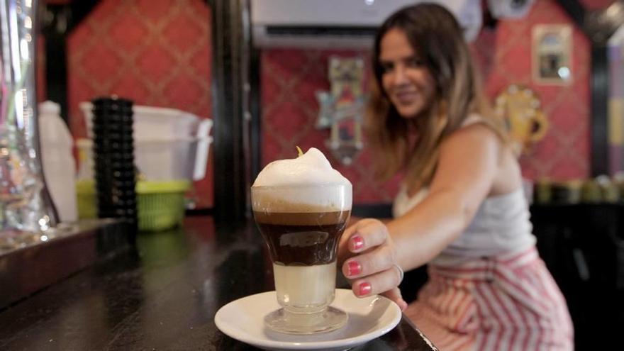 Un café asiático, con su tradicional recipiente, servido en un bar del centro de Cartagena.