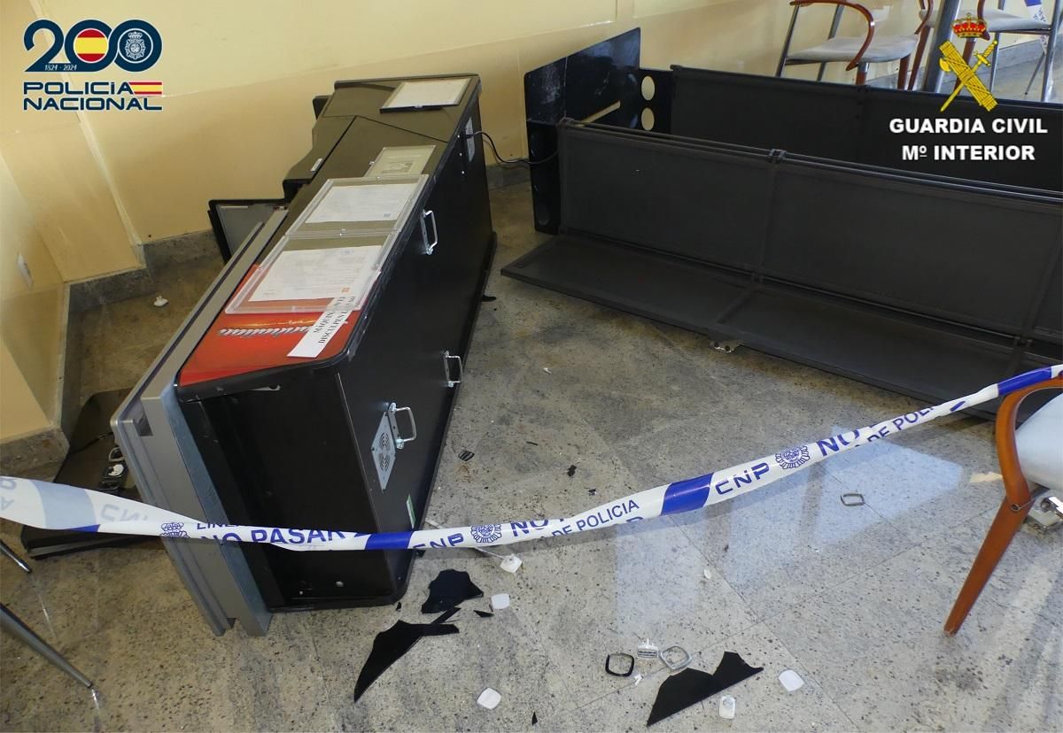 Destrozos en el bar de Beade asaltado