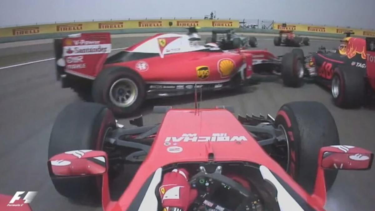 Los Ferrari se tocaron en la primera curva