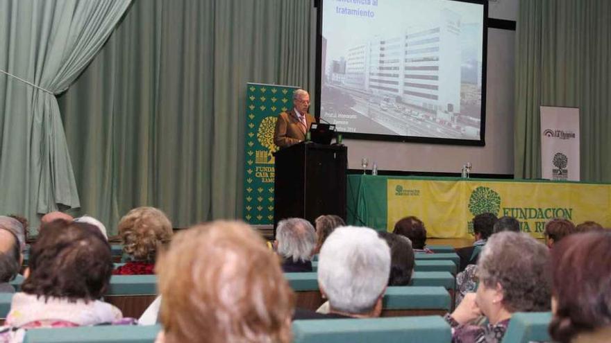 El doctor Jesús Honorato, durante la charla impartida en el Colegio Universitario.