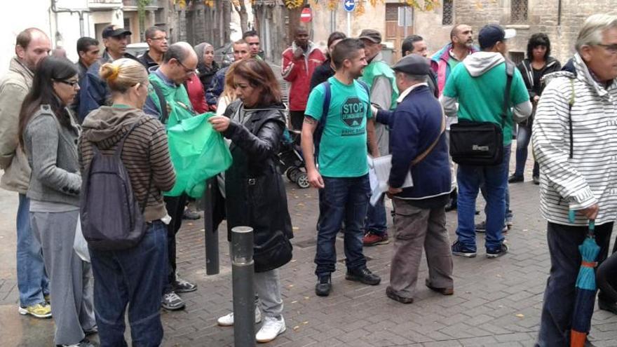 Membres de la PAHC manifestant-se davant l&#039;empresa pública Fòrum.